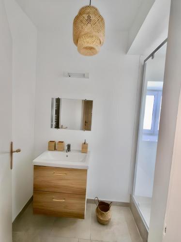 une salle de bain avec un lavabo et un miroir dans l'établissement La Maison du Figuier, à Cournanel