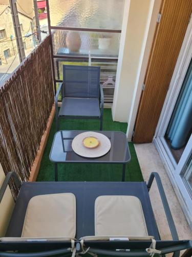 d'un balcon avec une table et des chaises. dans l'établissement Studio cosy avec terrasse à Vallauris 15 m², à Vallauris