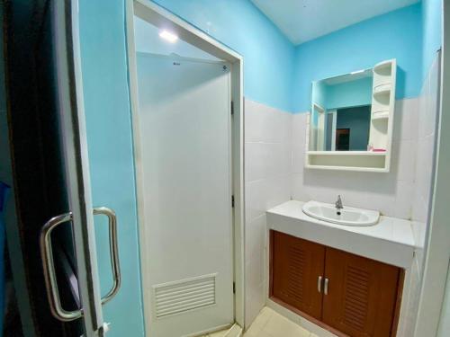 a bathroom with a shower and a sink at Riverside Pak Nakon Restaurant & hostel in Ban Ko Mai Phai