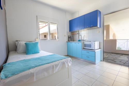 Kuchyň nebo kuchyňský kout v ubytování By the Sea Apartments-studios