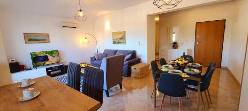 Posezení v ubytování Spacious seaview apt, 250m to beach, 4km to Trogir - Apt Una