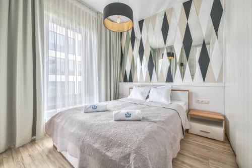 グディニャにあるNowe Orłowo by NorthSide Apartmentsの枕が2つ置かれたベッドのある寝室
