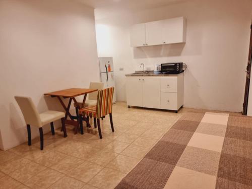 a kitchen with a table and chairs and a refrigerator at Alojamiento Almendra in Paso de los Libres