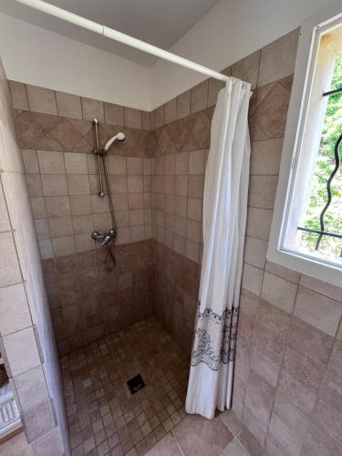 a shower with a shower curtain in a bathroom at Villa à Salazac - Piscine - Gorge de l'Ardèche in Salazac