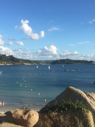 Photo de la galerie de l'établissement Maison tout confort au cœur de la Côte de Granit Rose, à Trébeurden