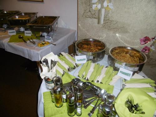 a table with two tables with food on it at Ausspann Arabica in Heidenau