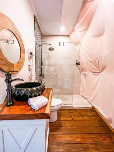 Bilik mandi di River Glamping Boutique Jarabacoa