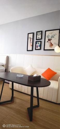 a living room with a couch and a coffee table at YuMi Gaopai in Guangzhou