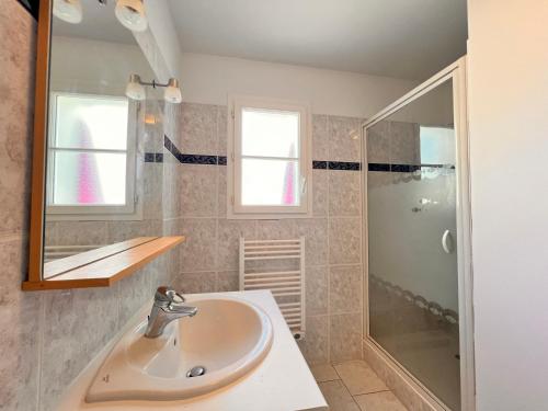 a bathroom with a sink and a shower at OPALINE maison spacieuse proche plage in Sainte-Marie-de-Ré