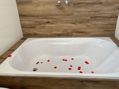 a bath tub with hearts on the side of it at Pousada Alvorada Brotas - e agendamento das atividades turísticas in Brotas
