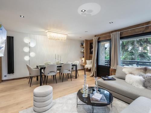 un salon avec un canapé et une table dans l'établissement Appartement Rénové, 3 Chambres, Balcon ensoleillé, Proche Centre et Remontées Mécaniques à Megève - FR-1-569-26, à Megève