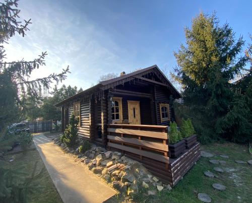 TiszaroffにあるRönk Vendégházの車道のある庭にある小さな丸太小屋