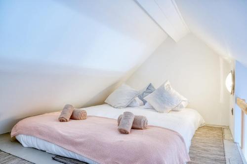 Katil atau katil-katil dalam bilik di Charming & Central Stay with Terrace