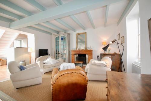 un salon avec des chaises blanches et une table dans l'établissement 530 D La Petite Verrière Village house, à Saint-Martin-de-Ré