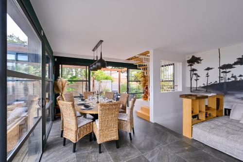 une salle à manger avec une table et des chaises dans l'établissement Bali Beach - Vue mer proche de la plage, à La Plaine-sur-Mer