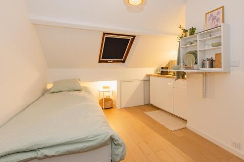 une petite chambre avec un lit dans une pièce dans l'établissement Le Petit Guéhenno - A quelques pas du centre-ville, à Rennes