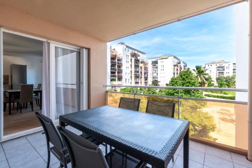 une table et des chaises sur un balcon avec vue dans l'établissement Pietra Di Mare - Au coeur d'Ajaccio, à Ajaccio