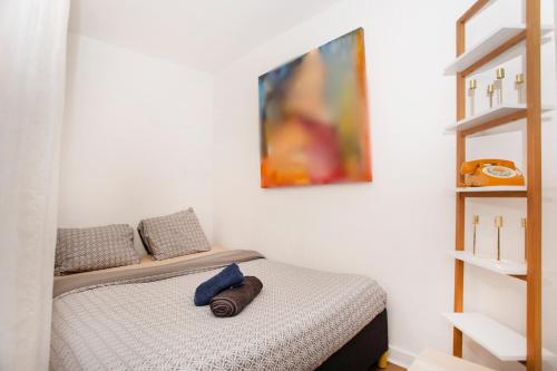 une chambre avec un lit avec une serviette dessus dans l'établissement Le Studio des Songes - proche de la gare, à Riorges