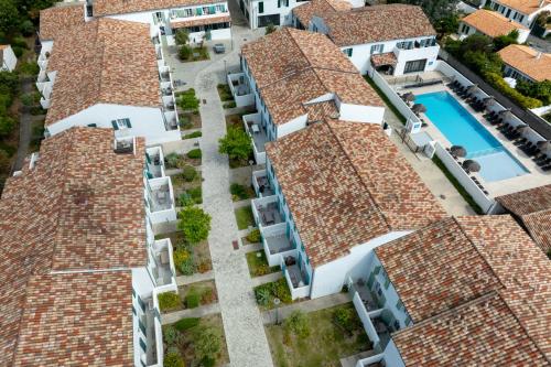Bazén v ubytování Résidence Prestige Odalys Rêve d'île nebo v jeho okolí