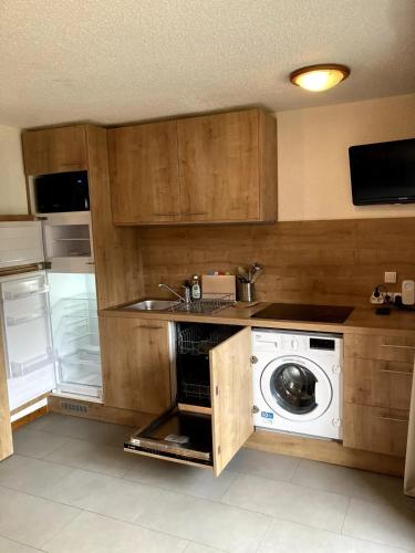 une cuisine avec un évier et une machine à laver dans l'établissement Appartement fonctionnel à Les Deux Alpes, 29 m², 6 pers., à Les Deux Alpes