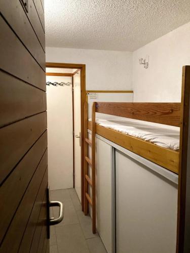 Cette petite chambre comprend des lits superposés et un placard. dans l'établissement Appartement fonctionnel à Les Deux Alpes, 29 m², 6 pers., à Les Deux Alpes