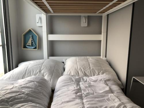 Postel nebo postele na pokoji v ubytování Hausboot Fjord Nordstern mit Dachterrasse in Schleswig