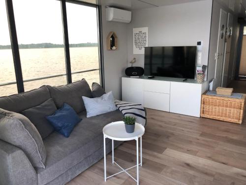 Kuchyň nebo kuchyňský kout v ubytování Hausboot Fjord Nordstern mit Dachterrasse in Schleswig