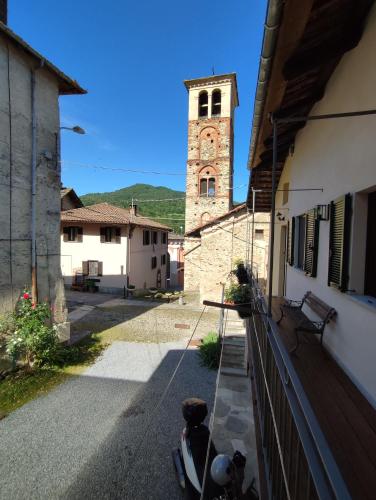 a building with a clock tower in the distance at Salita al castello in Rossana