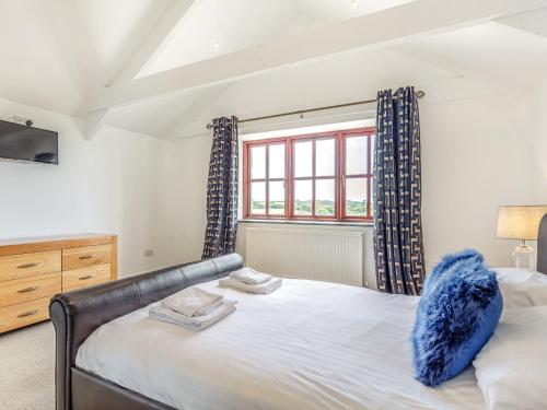 a bedroom with a bed and a window at 3 Bed in Praa Sands 36258 in Germoe