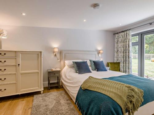 a bedroom with a large bed and a window at 3 Bed in Hartland 91183 in Hartland