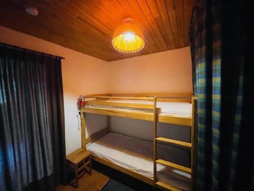 Cette chambre comprend deux lits superposés et une lampe. dans l'établissement Studio 5 pers. avec balcon, secteur Diable, animaux admis - FR-1-516-47, à Les Deux Alpes