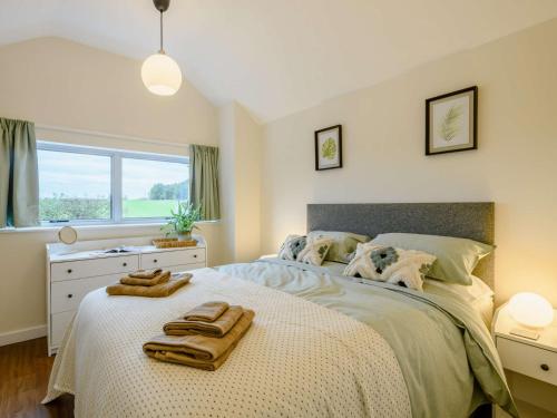 Postel nebo postele na pokoji v ubytování 2 Bed in Aylsham 90030