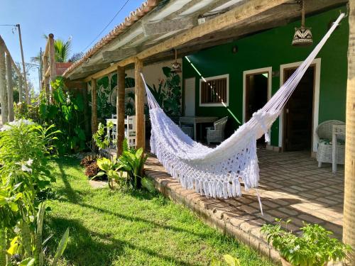 uma rede na frente de uma casa em Vila Goa em Cruz
