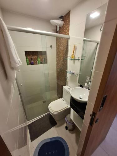 a bathroom with a shower and a toilet and a sink at Asa Norte - Suíte Premium - Conforto e praticidade in Brasília