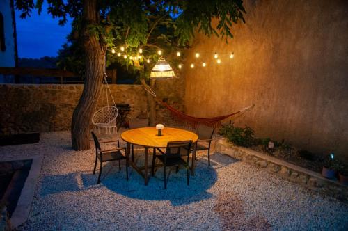 Photo de la galerie de l'établissement Old Village Apartment, à Treilles