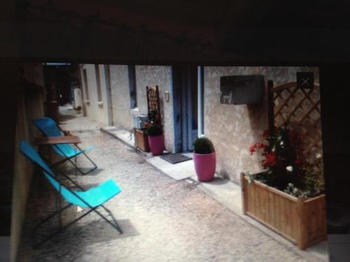 une pièce avec deux chaises et une télévision dans une rue dans l'établissement Maison de ville tout confort, à La Teste-de-Buch