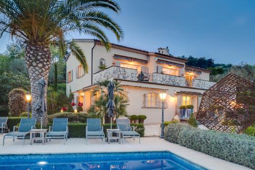 une villa avec piscine devant une maison dans l'établissement Villa Cédria, à La Colle-sur-Loup