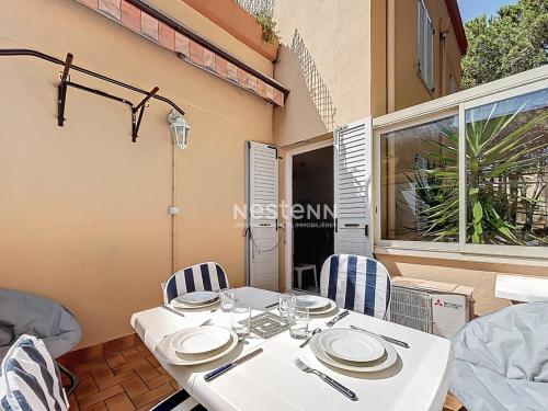 une table blanche et des chaises sur un balcon dans l'établissement 3653-Studio climatisé avec terrasse à 400m de la plage, à Argelès-sur-Mer