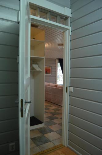 a door leading into a room with a hallway at Tahkonranta in Tahkovuori