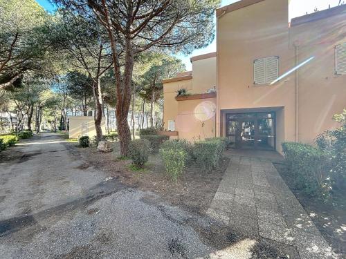 une allée vide devant un bâtiment dans l'établissement 3653-Studio climatisé avec terrasse à 400m de la plage, à Argelès-sur-Mer