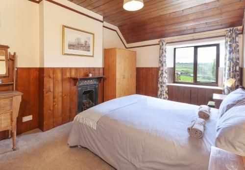 Postel nebo postele na pokoji v ubytování Blagdon Cottage, Wheddon Cross