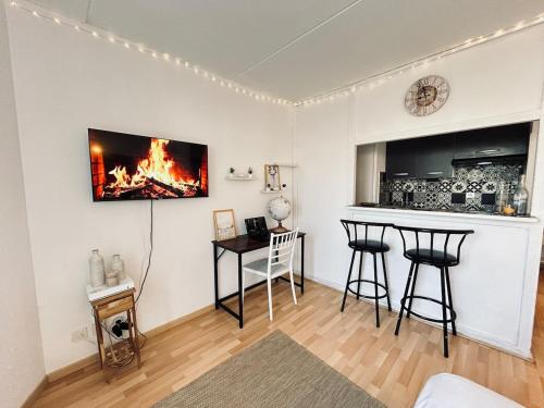 Bruyant studio proche centre, terrasse et parking