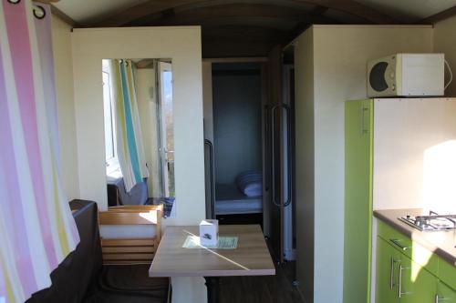 Kuchyň nebo kuchyňský kout v ubytování Camping Le Balcon de Chartreuse