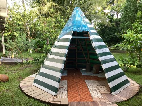 a surfboard tent sitting on top of a yard at Vientos de magia in La Esperanza