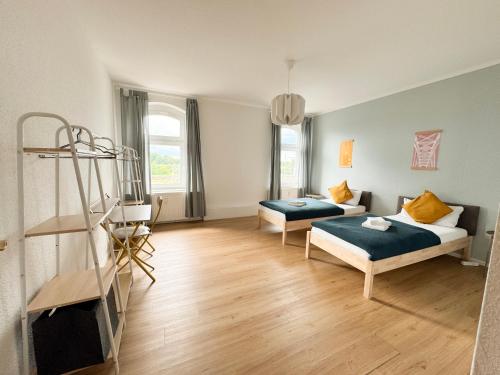 マクデブルクにあるWork & Stay in Magdeburgのリビングルーム(ベッド2台、はしご付)