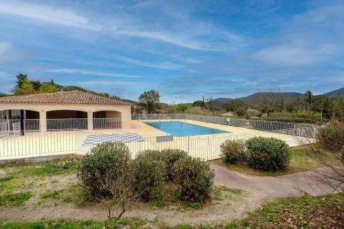 普朗德拉图尔Superbe Appartement climatisé dans résidence avec Piscine et parking的房子前面的游泳池