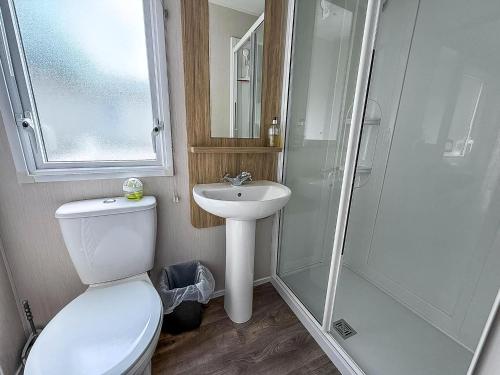 ハンスタントンにあるBeautiful Caravan With Decking At Manor Park In Hunstanton Ref 23042Bのトイレ、シャワー、洗面台を備えたバスルーム