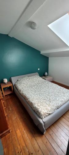 Ce lit se trouve dans un dortoir doté de parquet. dans l'établissement Le Duplex Charentais, à Saint-Jean-dʼAngély