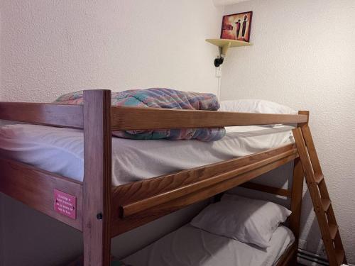 Cette petite chambre comprend un lit superposé. dans l'établissement Studio montagnard avec balcon et parking à Cauterets - FR-1-812-12, à Cauterets