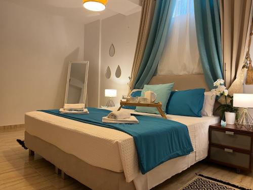 Ένα ή περισσότερα κρεβάτια σε δωμάτιο στο Ammoudi Hideaway